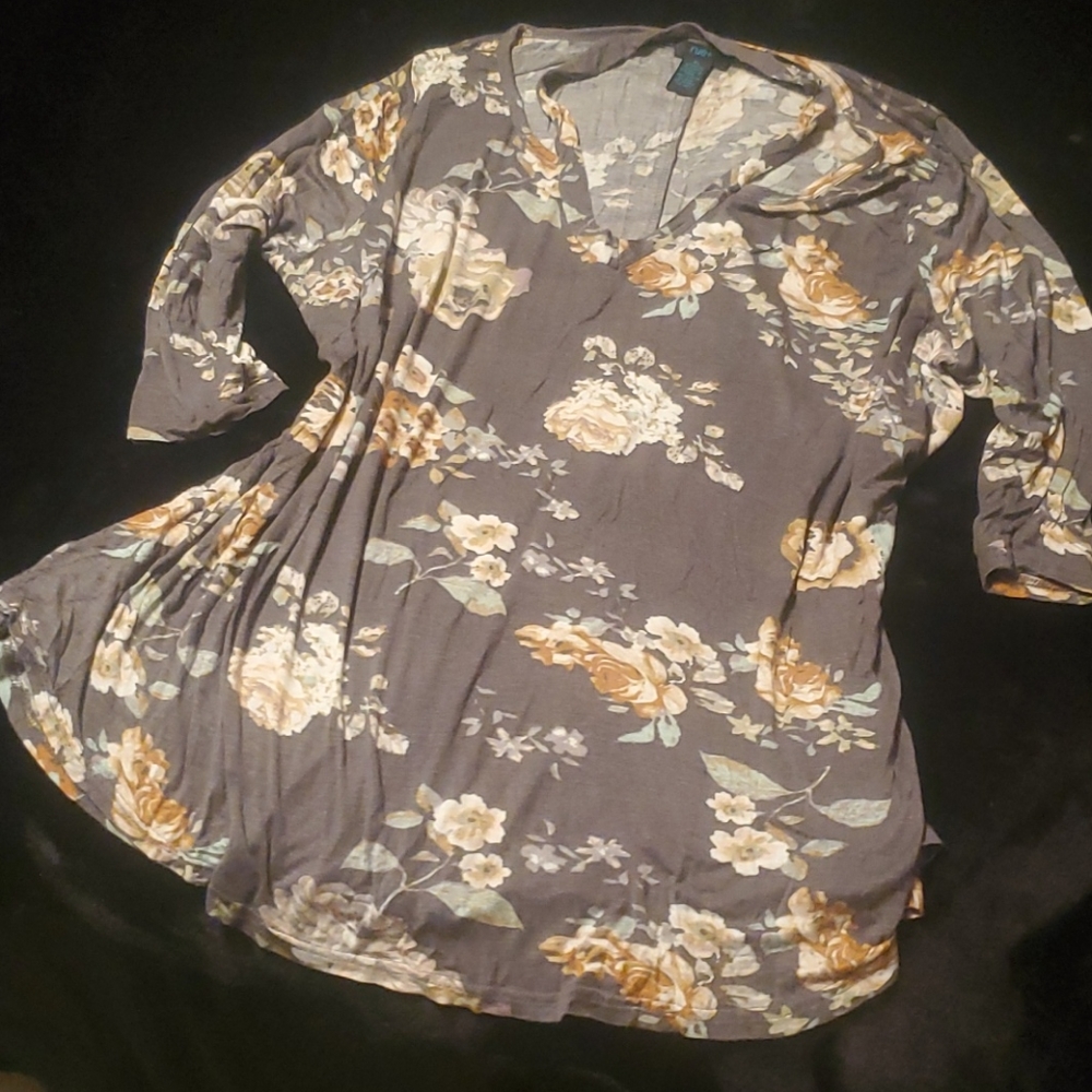 Floral v-neck cutout swing top